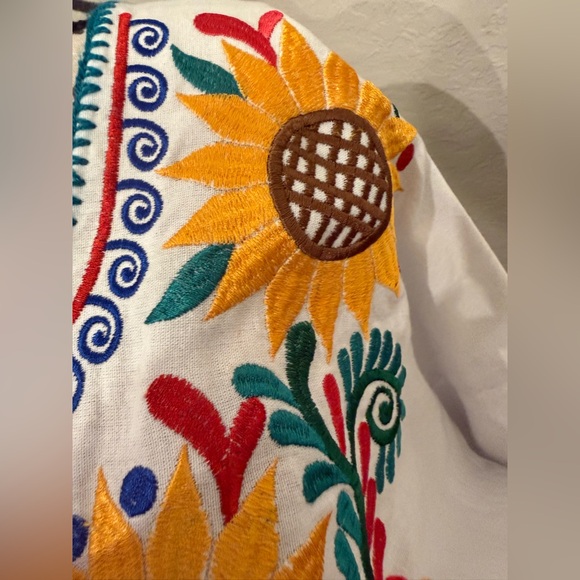 Embroidered Vibrant Floral Fiesta Top XL - Picture 5 of 10